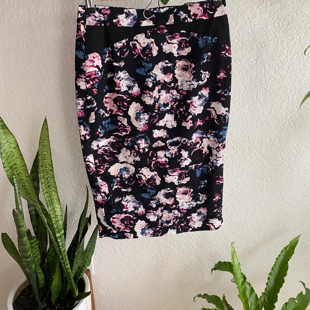 Adorable RW&Co. floral skirt well made.